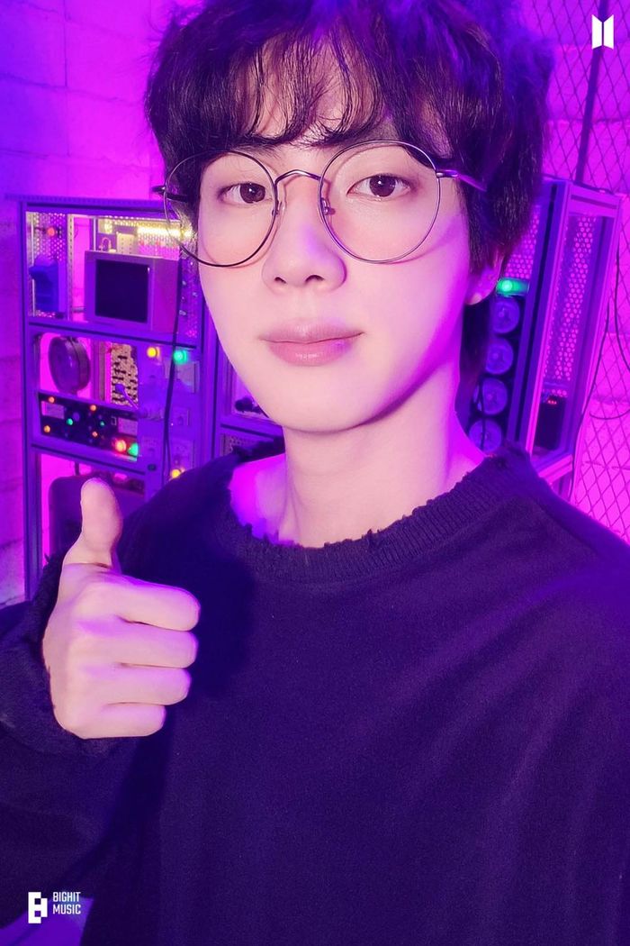 10 Idol Kpop sở hữu khuôn mặt quả trứng để kiểu tóc nào cũng đẹp