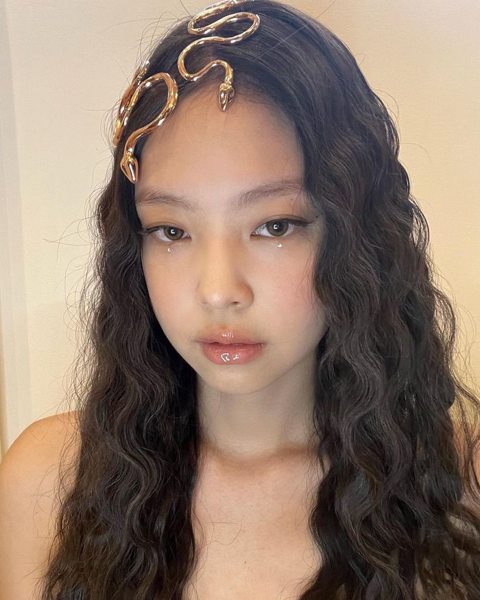 Jennie đu Halloween style nữ thần rắn như mỹ nhân Việt: Ai thắng thế