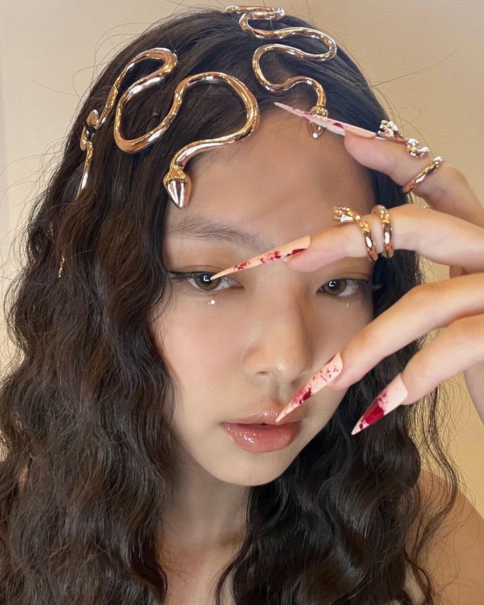Jennie đu Halloween style nữ thần rắn như mỹ nhân Việt: Ai thắng thế