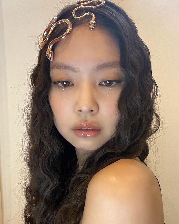 Jennie đu Halloween style nữ thần rắn như mỹ nhân Việt: Ai thắng thế