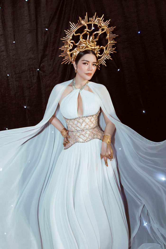 Jennie đu Halloween style nữ thần rắn như mỹ nhân Việt: Ai thắng thế