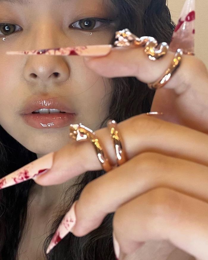 Jennie đu Halloween style nữ thần rắn như mỹ nhân Việt: Ai thắng thế