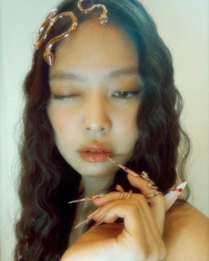 Jennie đu Halloween style nữ thần rắn như mỹ nhân Việt: Ai thắng thế