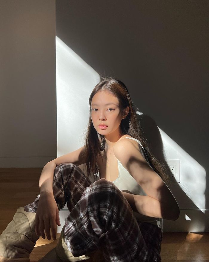 Jennie tặng quà anh em dancer: Quý cô Chanel rồi cũng tặng đồ Gucci
