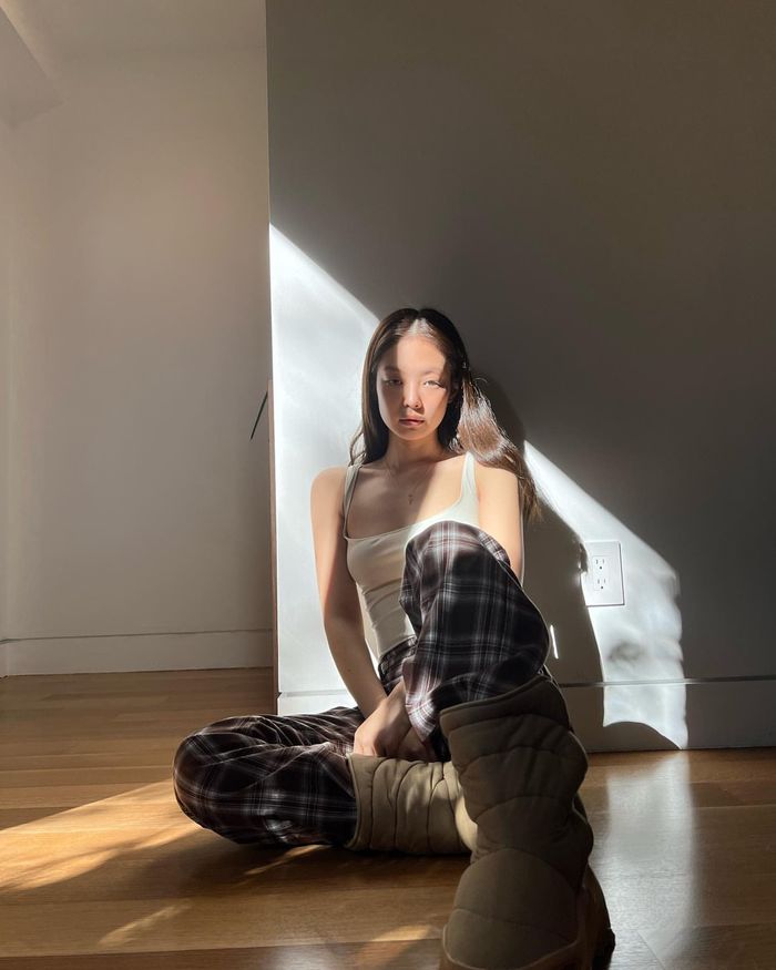 Jennie tiếp tục xả ảnh khoe body mướt mắt, lớp make up lấp lánh đâu?