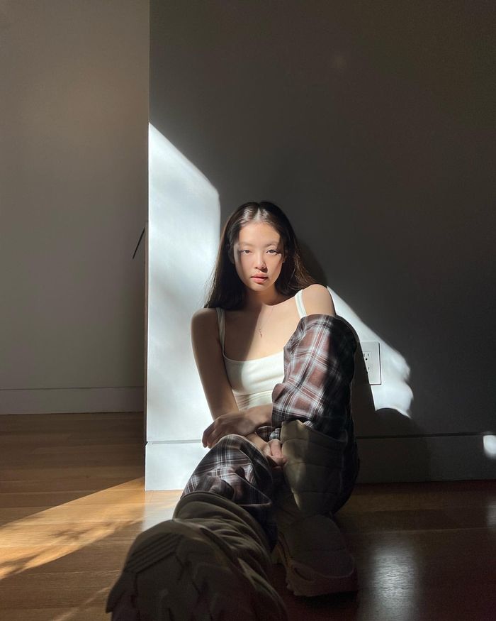Jennie tiếp tục xả ảnh khoe body mướt mắt, lớp make up lấp lánh đâu?