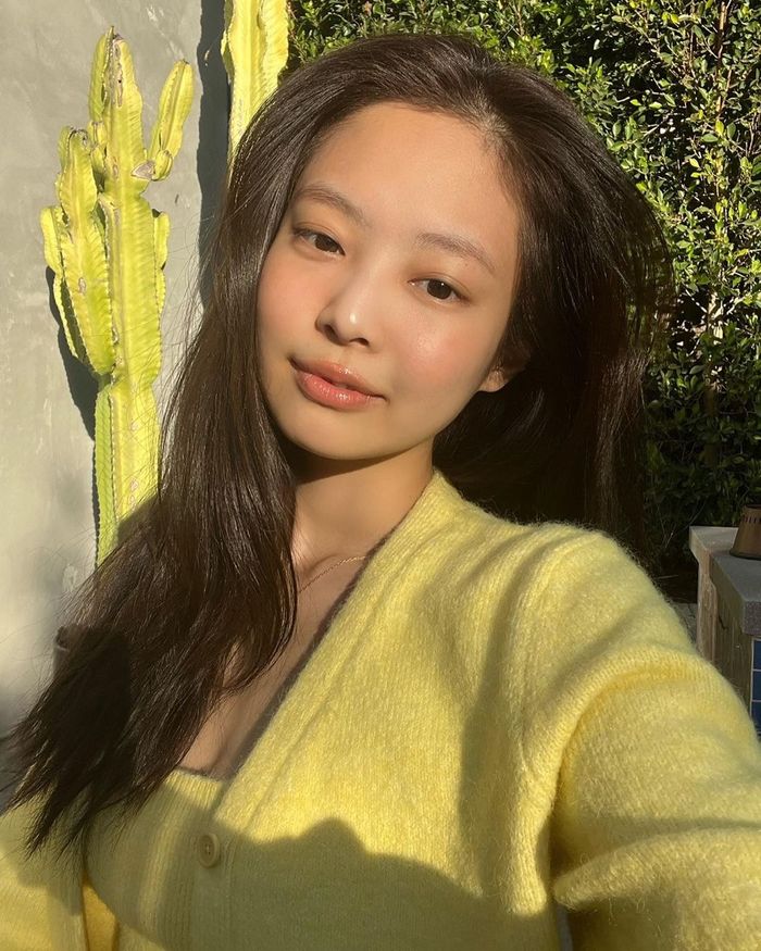Jennie tiếp tục xả ảnh khoe body mướt mắt, lớp make up lấp lánh đâu?