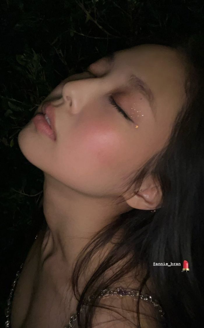 Jennie tiếp tục xả ảnh khoe body mướt mắt, lớp make up lấp lánh đâu?