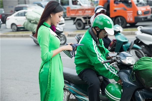 6 sao Việt khi xe ôm, taxi: Có người còn cầm lái giùm cả tài xế