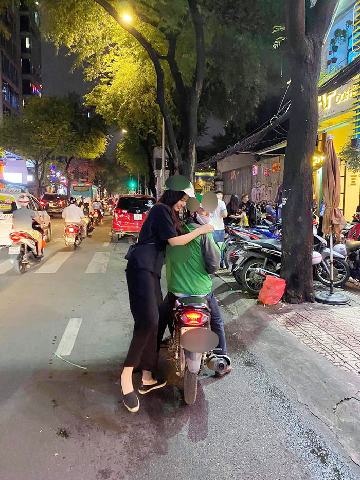 6 sao Việt khi xe ôm, taxi: Có người còn cầm lái giùm cả tài xế