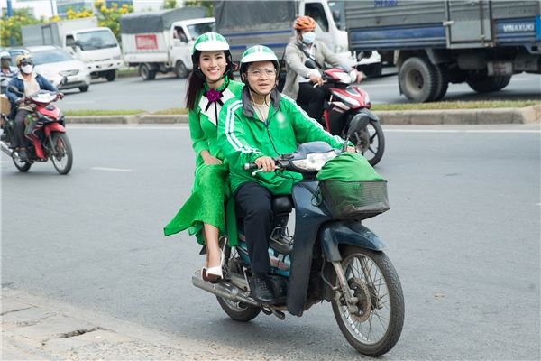 6 sao Việt khi xe ôm, taxi: Có người còn cầm lái giùm cả tài xế