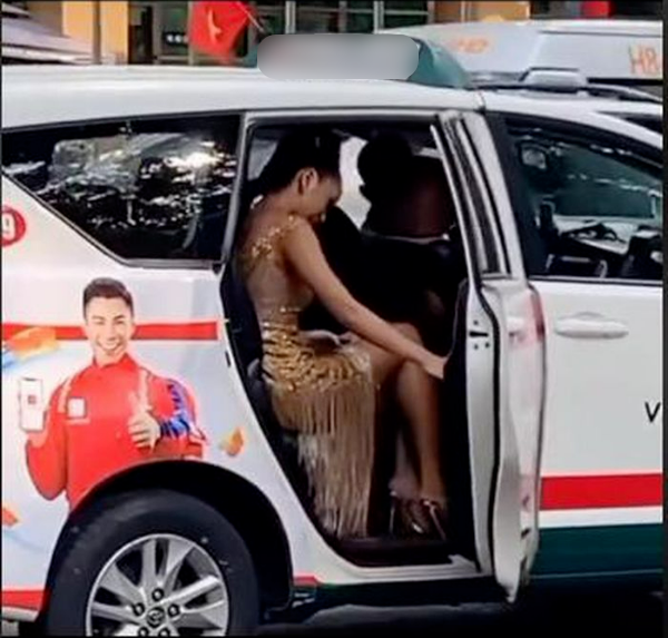 6 sao Việt khi xe ôm, taxi: Có người còn cầm lái giùm cả tài xế