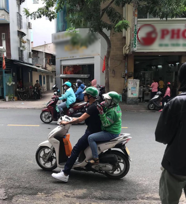 6 sao Việt khi xe ôm, taxi: Có người còn cầm lái giùm cả tài xế