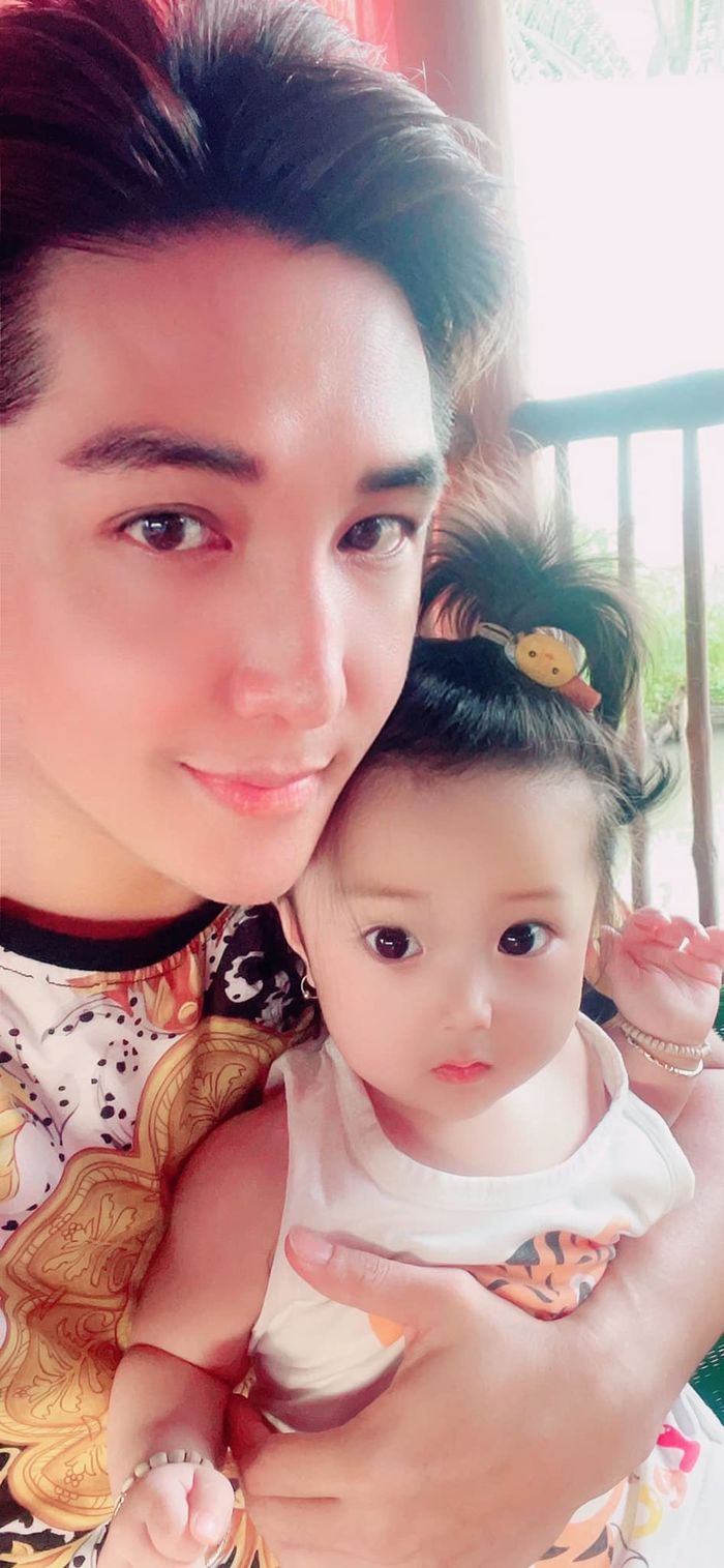 Khoảnh khắc đốn tim: Lâm Chấn Khang và ái nữ lai Hàn quấn quýt