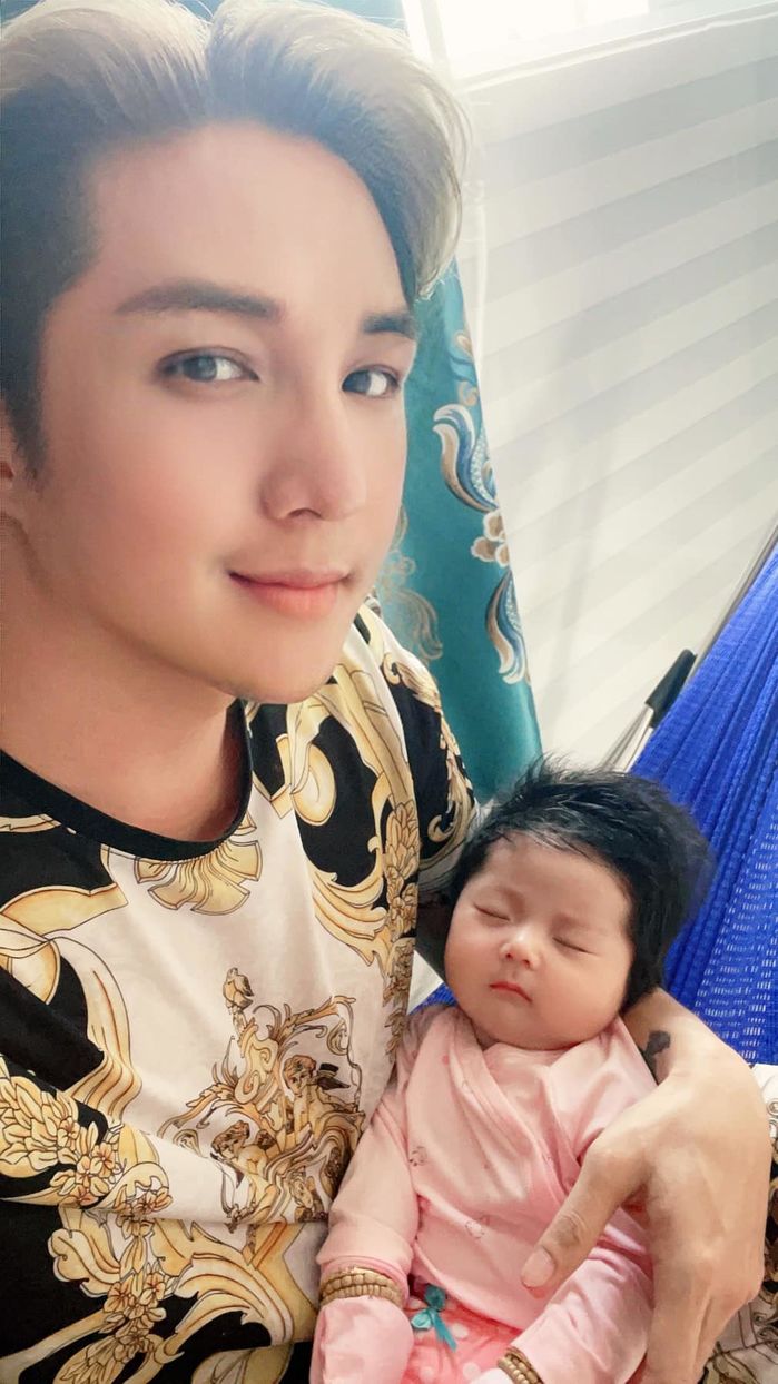 Khoảnh khắc đốn tim: Lâm Chấn Khang và ái nữ lai Hàn quấn quýt