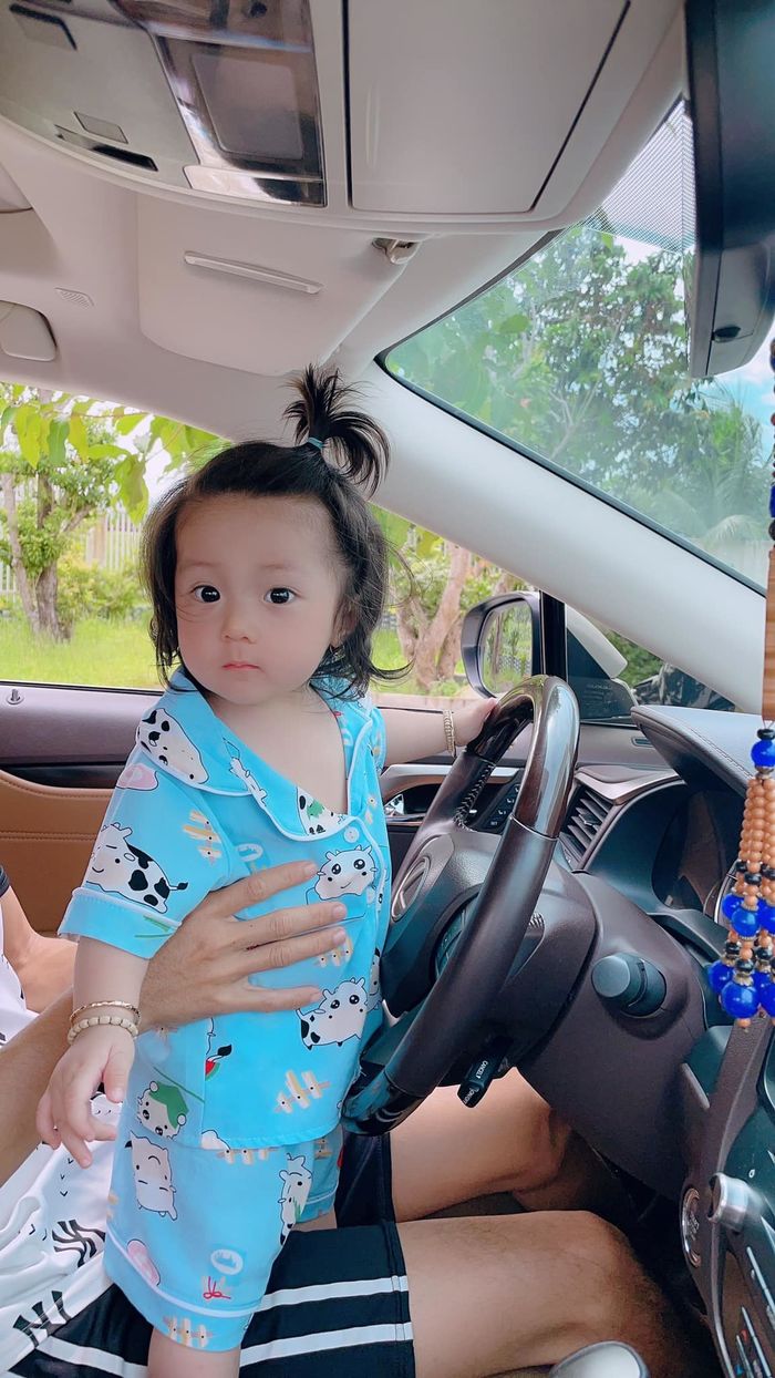 Khoảnh khắc đốn tim: Lâm Chấn Khang và ái nữ lai Hàn quấn quýt