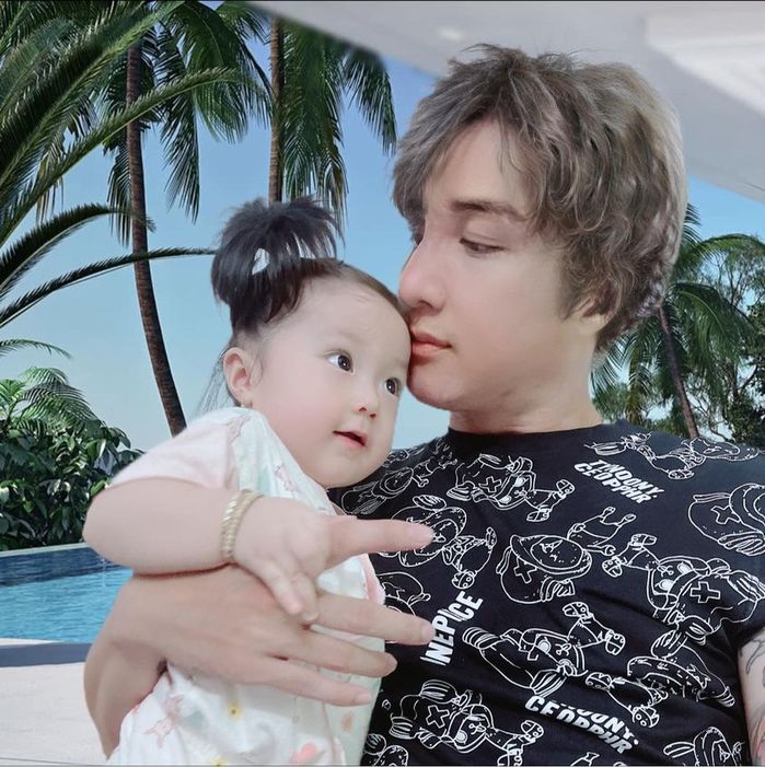 Khoảnh khắc đốn tim: Lâm Chấn Khang và ái nữ lai Hàn quấn quýt