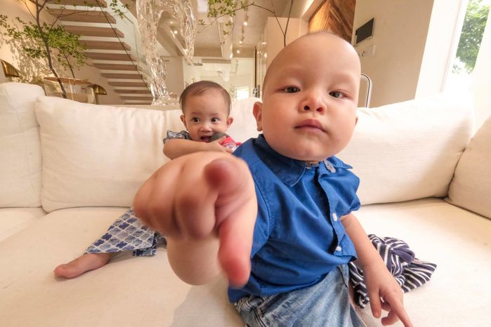 Leon không giành đồ của Lisa là chịu không nỗi: đã lấy đồ còn hét lớn
