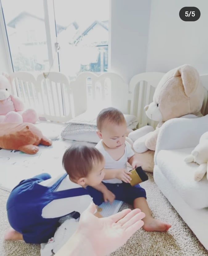Leon không giành đồ của Lisa là chịu không nỗi: đã lấy đồ còn hét lớn