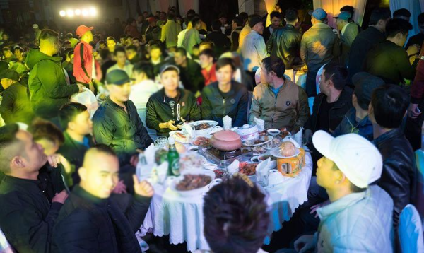 Anh chồng chơi sang nhất VN: tặng vợ cùng bạn bè 3 ô tô và 8 xe ga xịn