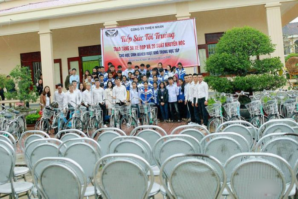 Anh chồng chơi sang nhất VN: tặng vợ cùng bạn bè 3 ô tô và 8 xe ga xịn