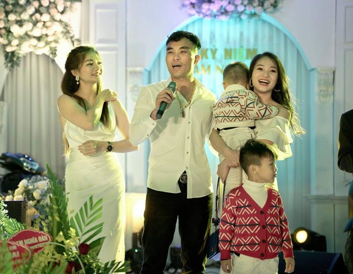 Anh chồng chơi sang nhất VN: tặng vợ cùng bạn bè 3 ô tô và 8 xe ga xịn