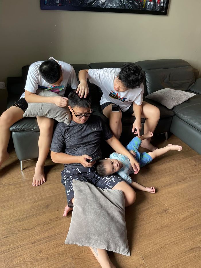  BTV Quang Minh sếp ở VTV6 nhưng ở nhà vẫn có thể một mình dạy 4 con