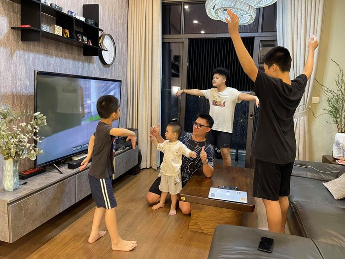 BTV Quang Minh sếp ở VTV6 nhưng ở nhà vẫn có thể một mình dạy 4 con