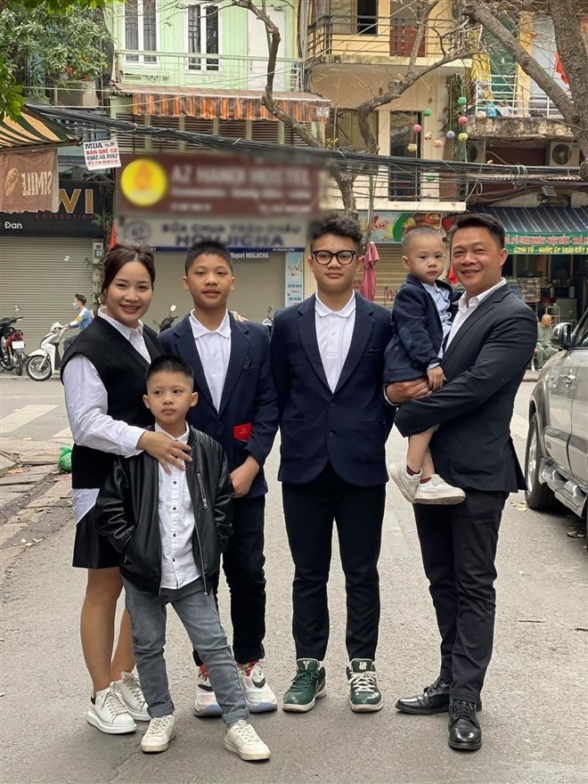  BTV Quang Minh sếp ở VTV6 nhưng ở nhà vẫn có thể một mình dạy 4 con