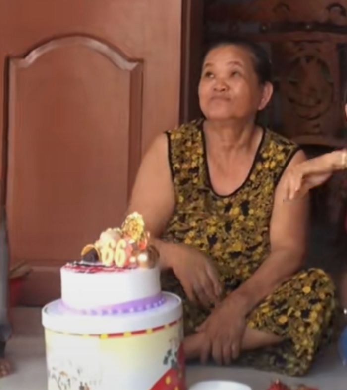Bà ngoại U70 lần đầu biết mùi sinh nhật do con cháu tổ chức