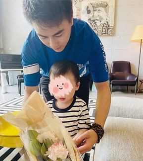 Lấy con vua sòng bài, siêu mẫu vồ ếch sinh con được thưởng ngàn tỷ