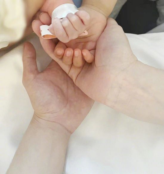 Lấy con vua sòng bài, siêu mẫu vồ ếch sinh con được thưởng ngàn tỷ