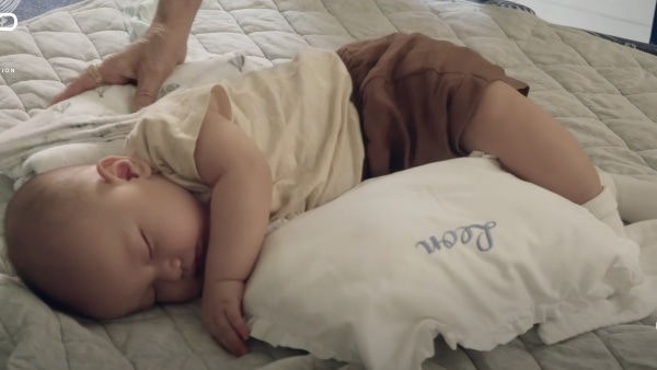 Leon nhà Hồ Hà đi tới đâu khóc tới đó: Chụp ảnh cũng khóc la