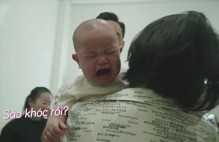 Leon nhà Hồ Hà đi tới đâu khóc tới đó: Chụp ảnh cũng khóc la