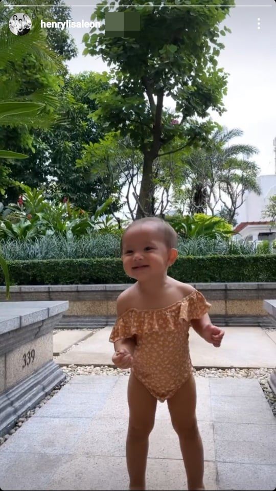 Lisa - Leon diện đồ đôi đi bơi: cậu ú theo style của bố