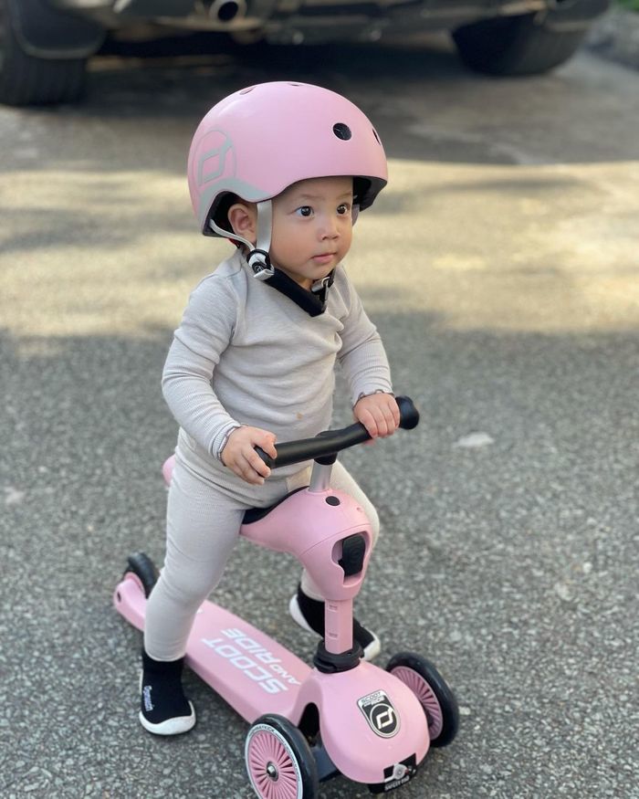 Lisa - Leon diện đồ đôi đi bơi: cậu ú theo style của bố
