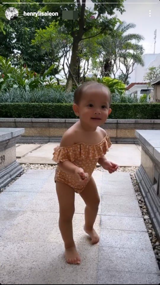 Lisa - Leon diện đồ đôi đi bơi: cậu ú theo style của bố