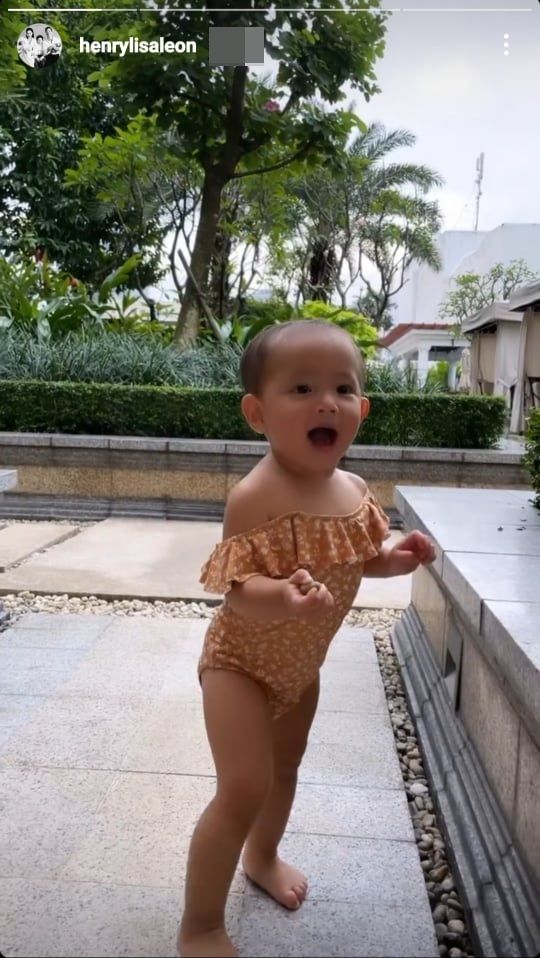 Lisa - Leon diện đồ đôi đi bơi: cậu ú theo style của bố