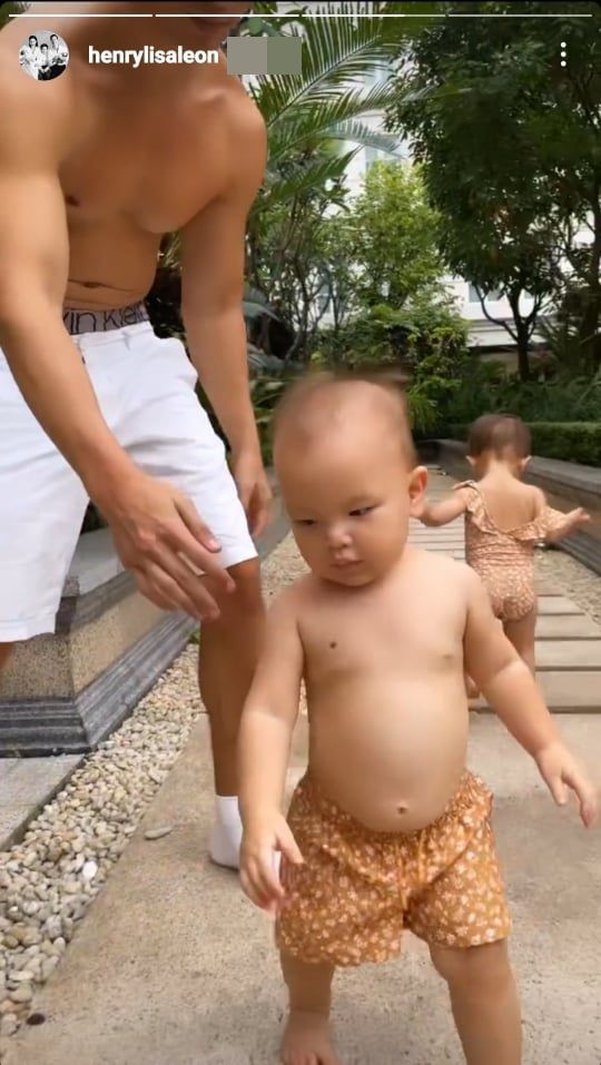 Lisa - Leon diện đồ đôi đi bơi: cậu ú theo style của bố