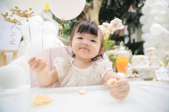Ái nữ nhà Đông Nhi là thánh hài: mới 1 tuổi mà đã đánh răng