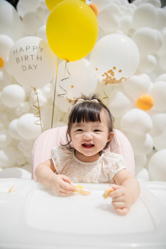 Ái nữ nhà Đông Nhi là thánh hài: mới 1 tuổi mà đã đánh răng