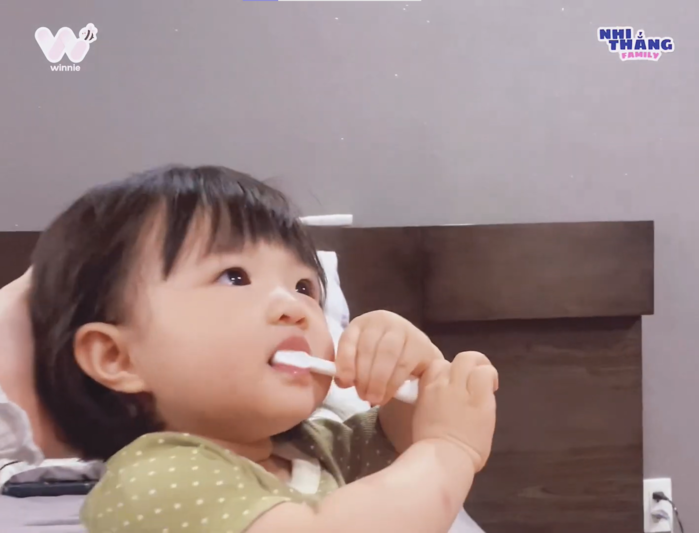 Ái nữ nhà Đông Nhi là thánh hài: mới 1 tuổi mà đã đánh răng