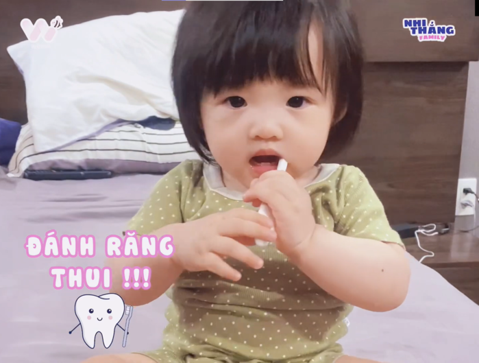 Ái nữ nhà Đông Nhi là thánh hài: mới 1 tuổi mà đã đánh răng