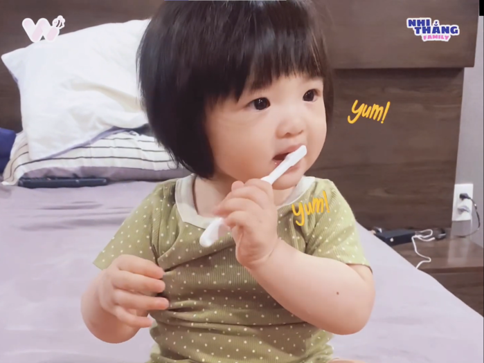 Ái nữ nhà Đông Nhi là thánh hài: mới 1 tuổi mà đã đánh răng