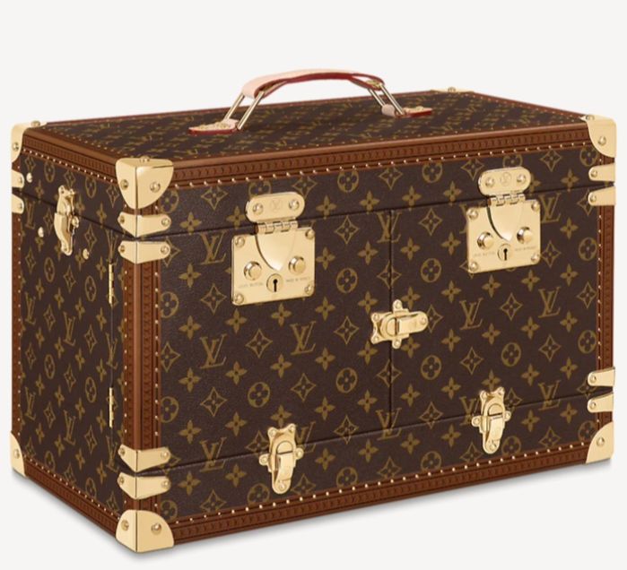 Louis Vuitton quá hiểu thú vui người giàu: áo mưa, mạt chược có đủ