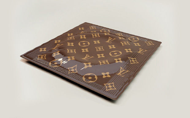 Louis Vuitton quá hiểu thú vui người giàu: áo mưa, mạt chược có đủ