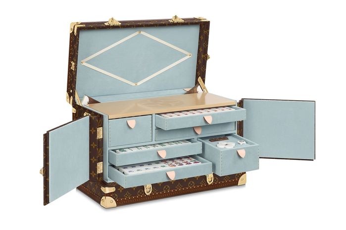 Louis Vuitton quá hiểu thú vui người giàu: áo mưa, mạt chược có đủ