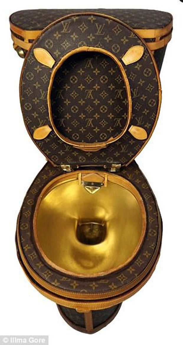 Louis Vuitton quá hiểu thú vui người giàu: áo mưa, mạt chược có đủ