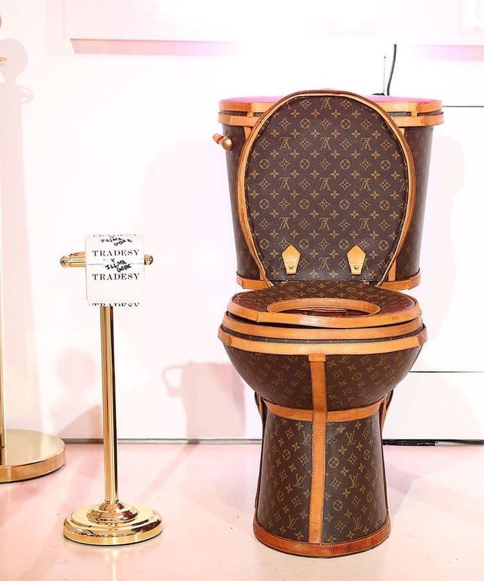 Louis Vuitton quá hiểu thú vui người giàu: áo mưa, mạt chược có đủ