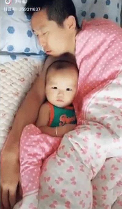 Bố mải bấm điện thoại nhìn không thấy con trên xe đẩy, tá hỏa đi tìm